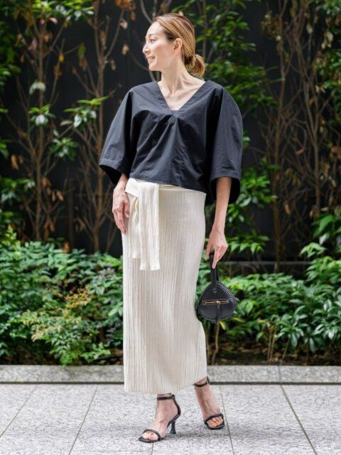 2025夏大人レディースモノトーン白タイトスカートコーデ