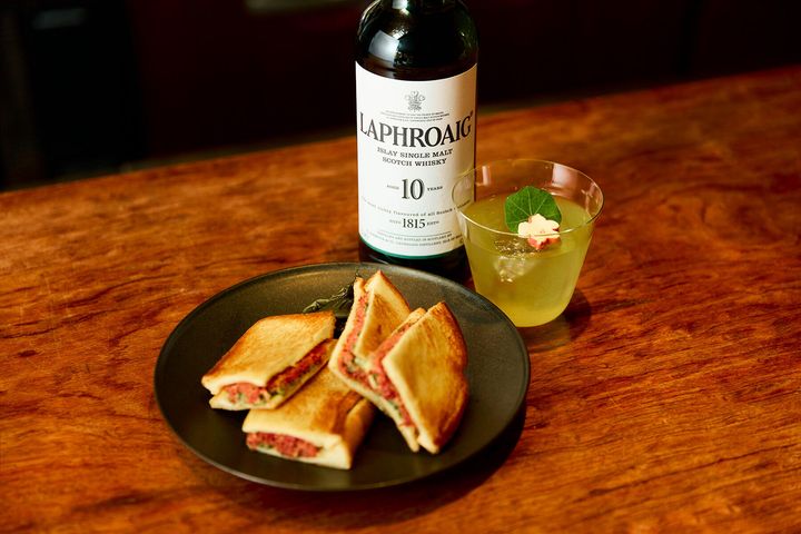 「ラフロイグ10年＆昆布玉露茶」と「腰塚コンビーフの昆布〆と村上重しば漬けのサンドイッチ」