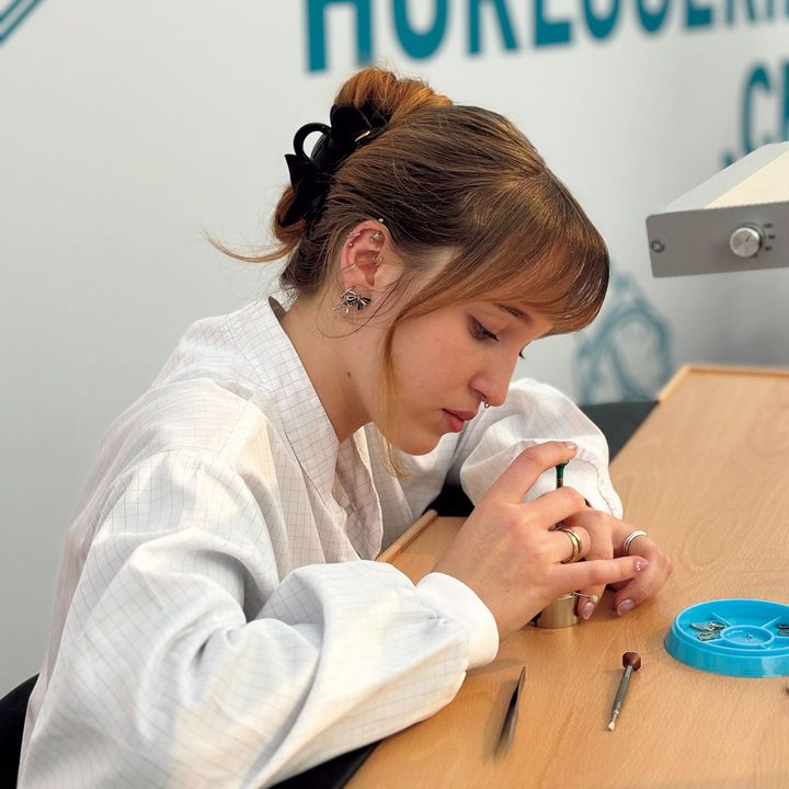 、ムーブメントの組み立て体験の様子