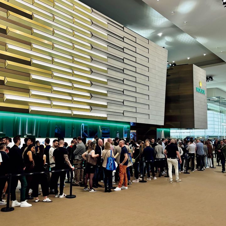 行列のできた〈ロレックス〉ブース