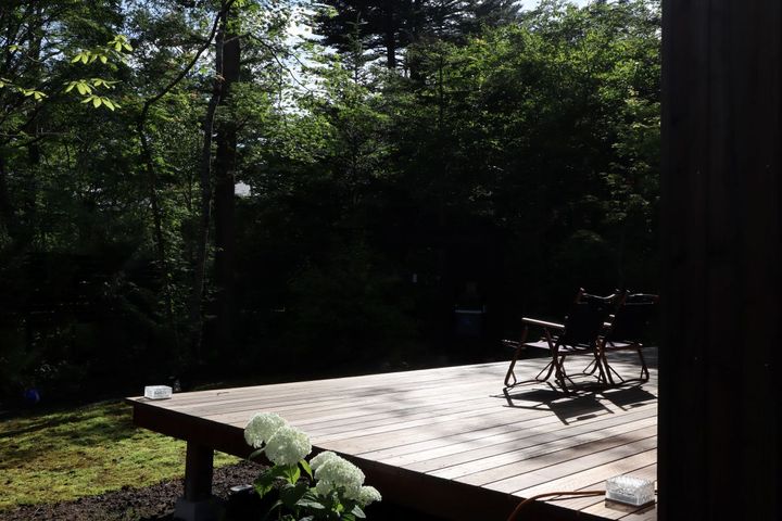 各棟には広いデッキがあり、食事をしたり、読書をしたり、それぞれの楽しみ方で。