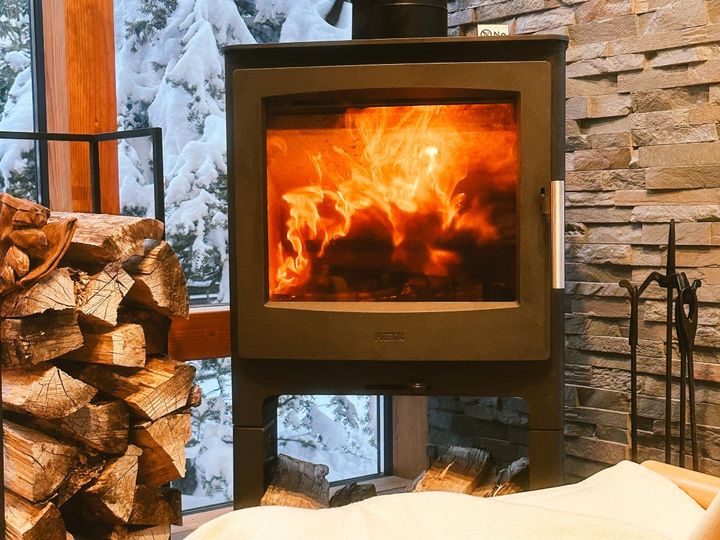 冬は暖炉で火の揺らめきを楽しむことができる。