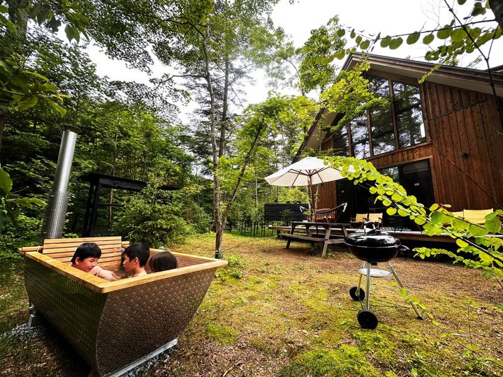 広い庭には露天風呂がある。