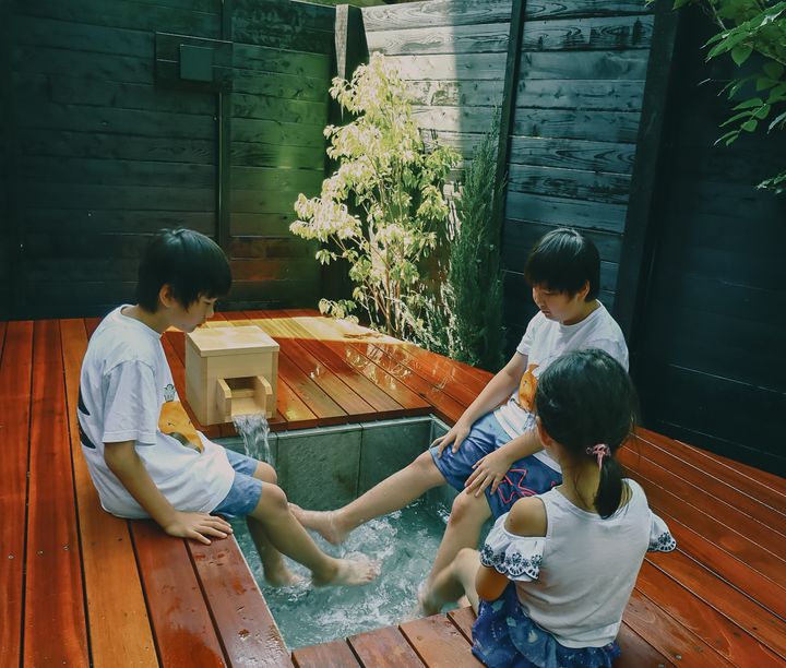 「時～TOKI～」のテラスには足湯がある。