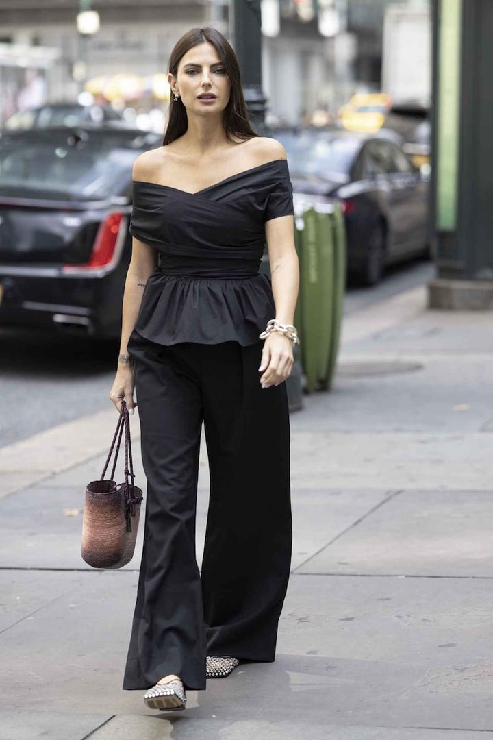 画像: 肌見せ×小物術で黒を涼やかに飾る