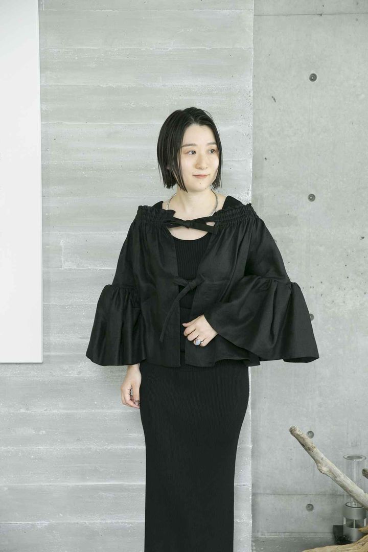 画像2: 【カオス】16Gインプレリブニットタンクトップ¥11,000、16Gインプレリブニットタイトロングスカート¥20,900、アガサチャンパカブラウス¥49,500 www.dot-st.com