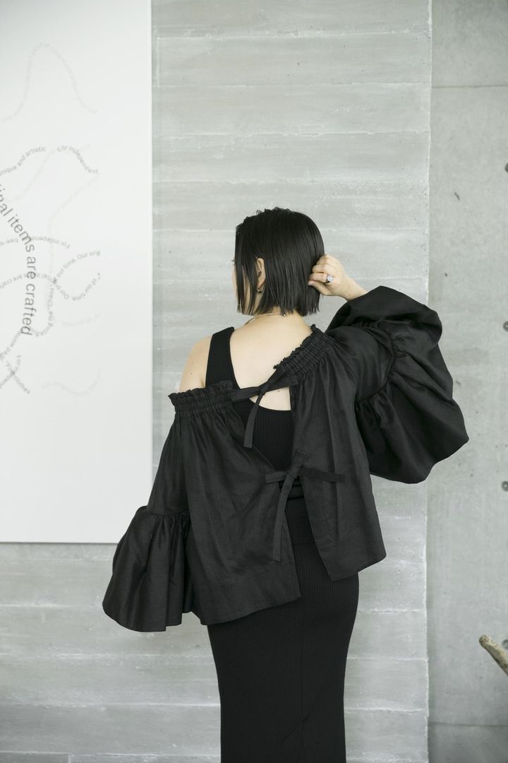 画像1: 【カオス】16Gインプレリブニットタンクトップ¥11,000、16Gインプレリブニットタイトロングスカート¥20,900、アガサチャンパカブラウス¥49,500 www.dot-st.com