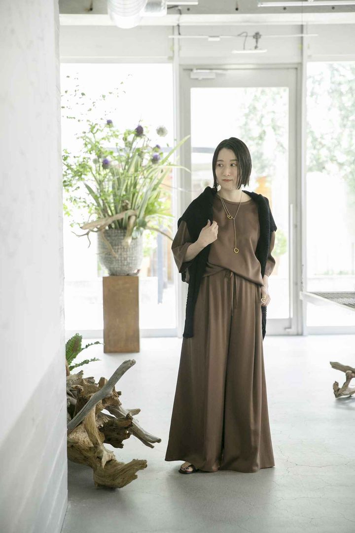 画像: 【カオス】モーラＴシャツ¥29,700、モーラワイドパンツ¥39,600、ピールコットンニットセット¥35,200 ※川上さんの身長：150㎝ ※すべてフリーサイズ www.dot-st.com