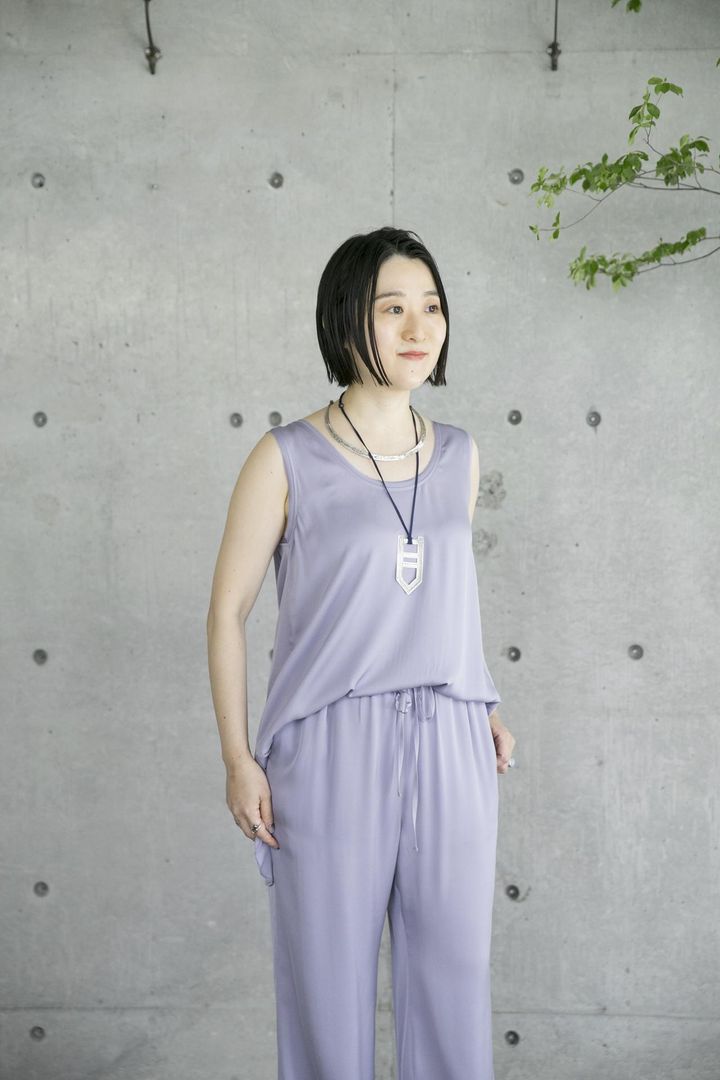 画像: 【カオス】シルシャーノースリーブ¥26,400、シルシャーパンツ¥34,100 www.dot-st.com