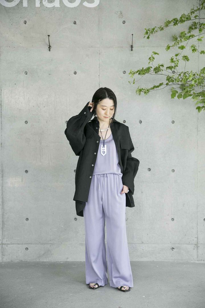 画像: 【カオス】シルシャーノースリーブ¥26,400、シルシャーパンツ¥34,100、ワシュドウCPOシャツ¥66,000 ※川上さんの身長：150㎝ ※すべてフリーサイズ www.dot-st.com