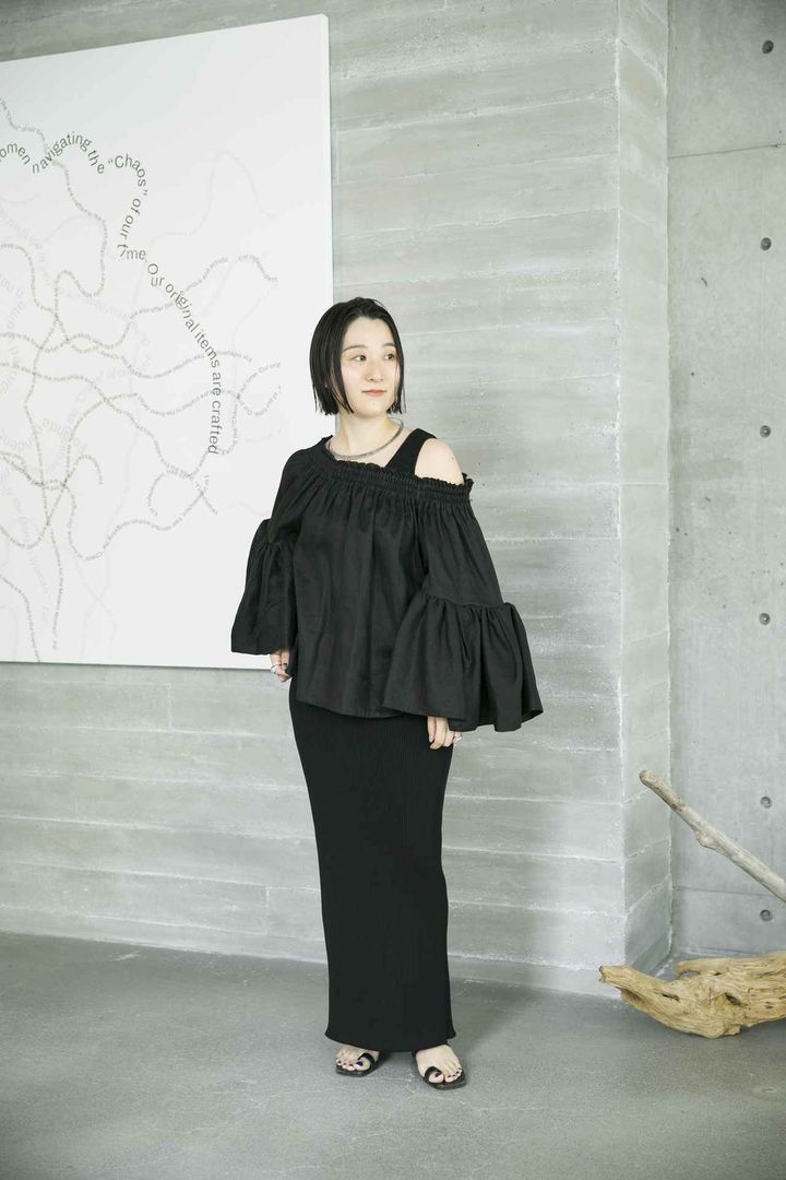 画像: 【カオス】16Gインプレリブニットタンクトップ¥11,000、16Gインプレリブニットタイトロングスカート¥20,900、アガサチャンパカブラウス¥49,500 ※川上さんの身長：150㎝ ※すべてフリーサイズ www.dot-st.com