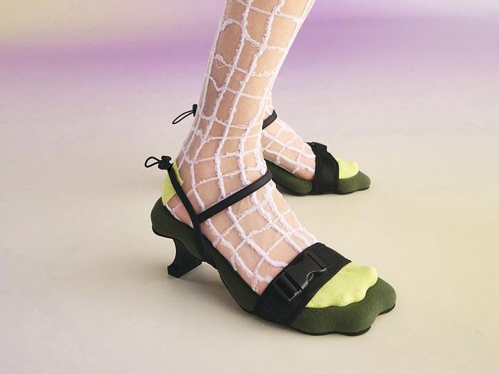 画像: 「ナイロン ウエーブヘムスカルプチュアヒールサンダル」￥14,900 出典：チャールズ＆キース