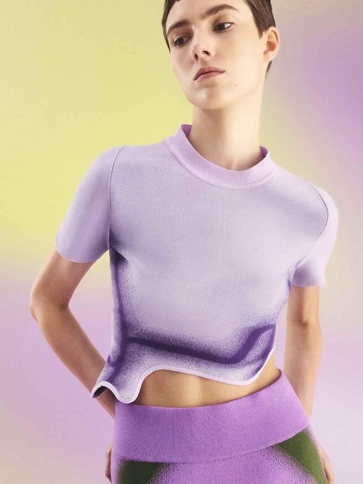 画像: 「リサイクルポリエステル ニットグラデーションウェイビークロップトップ」￥15,900 出典：チャールズ＆キース