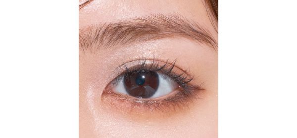 BとDを混ぜてアイホールと目の下全体にオン