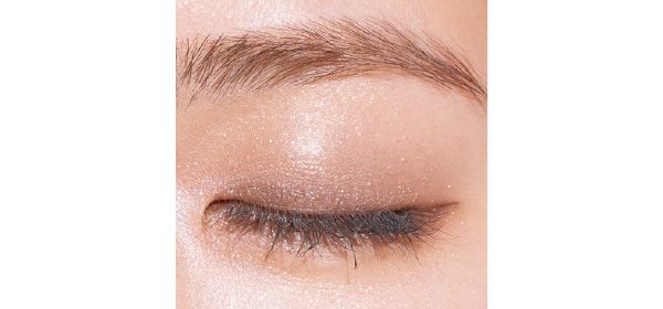 黒目上、アイホール中央と黒目下にCをややしっかりめにオン