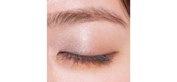 Aを上まぶた全体に淡くのせる