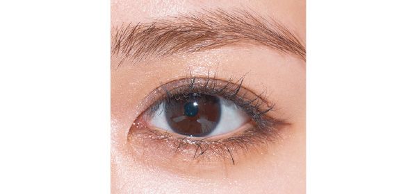 Bをアイホールにぼかし、二重幅と下まぶたのキワにDをのせて彫り深に