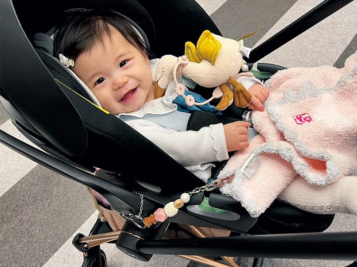 サイベックスのベビーカーに乗る赤ちゃん