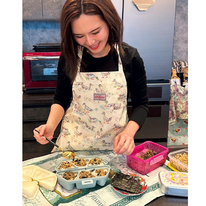 おにぎりを一気に6個作れるムスビートでおにぎりを作るママ