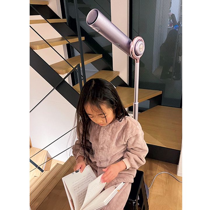 ハンズフリーで髪を乾かせるBISARAのドライヤーを使う女の子