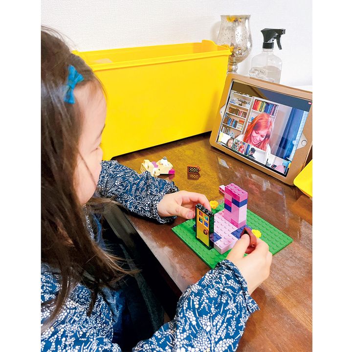 遊びもできるオンラインレッスンを受けながらレゴを作る女の子
