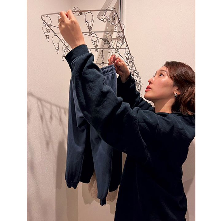 ニトリのオールステンレス角ハンガーに洗濯物を干すVERYライター