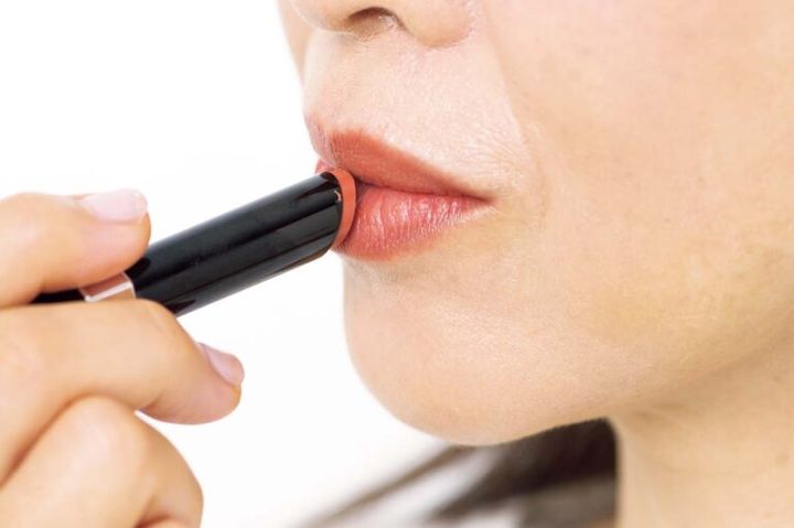 Step【2】唇の形に沿わせてリップスティックでトントン塗り