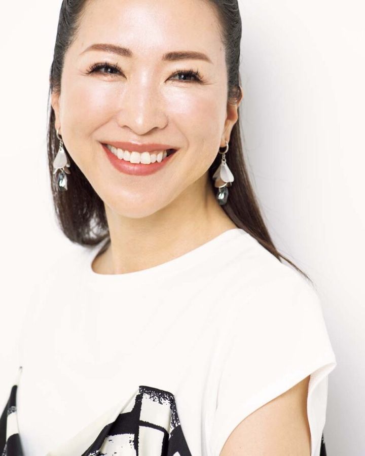 トップス￥8,250／エルーラ（アダストリア カスタマーサービス）、イヤリング￥9,900／イットアトリエ（フォーティーン ショールーム）