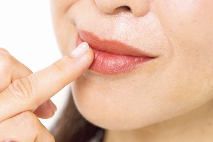 Step【3】輪郭と肌の境目を薬指でなじませてよりラフな印象に