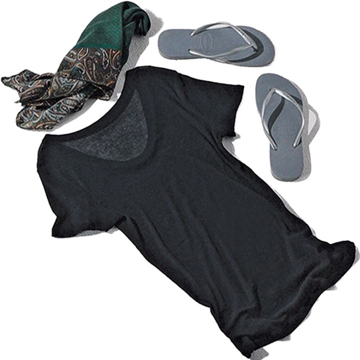 カオスのシアー感のある黒Tシャツとシルバーのビーチサンダルと柄スカーフ