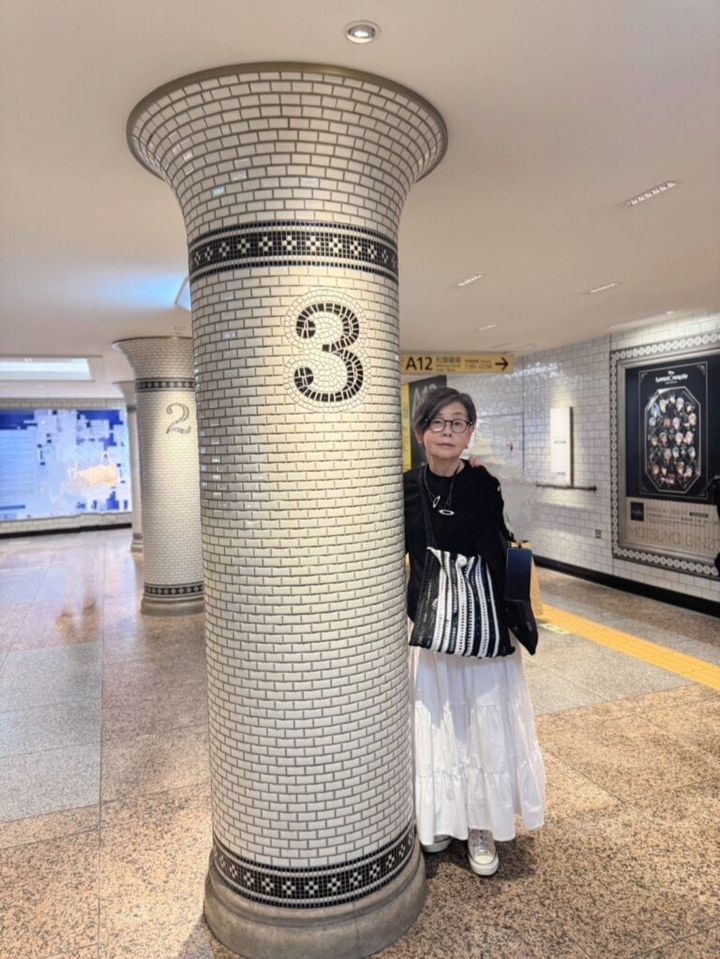 銀座線の改札から松屋銀座に向かう途中の柱