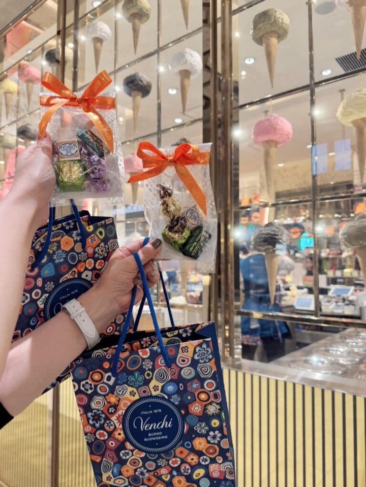 ラッピングしてもらったチョコレート