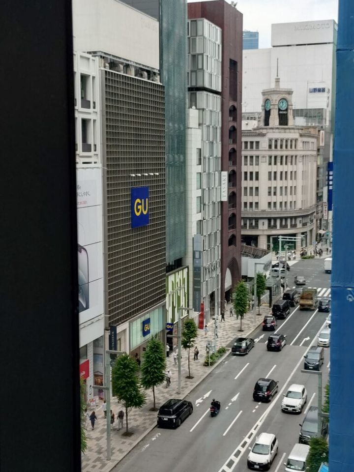 お蕎麦やさんの「真田」から見える銀座の中央通り