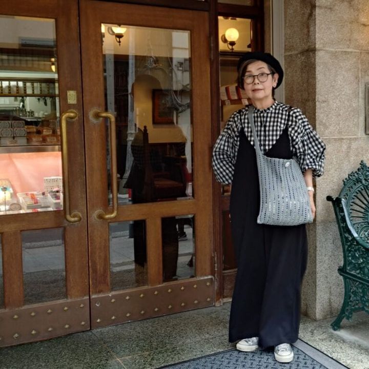 「馬車道十番館」の前で記念撮影