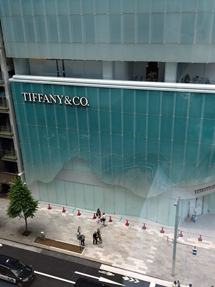 お蕎麦やさんの「真田」からはティファニーの店舗が見えます