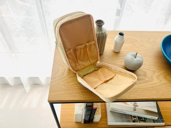 がばっと開いて使い勝手がいい側面ポケット