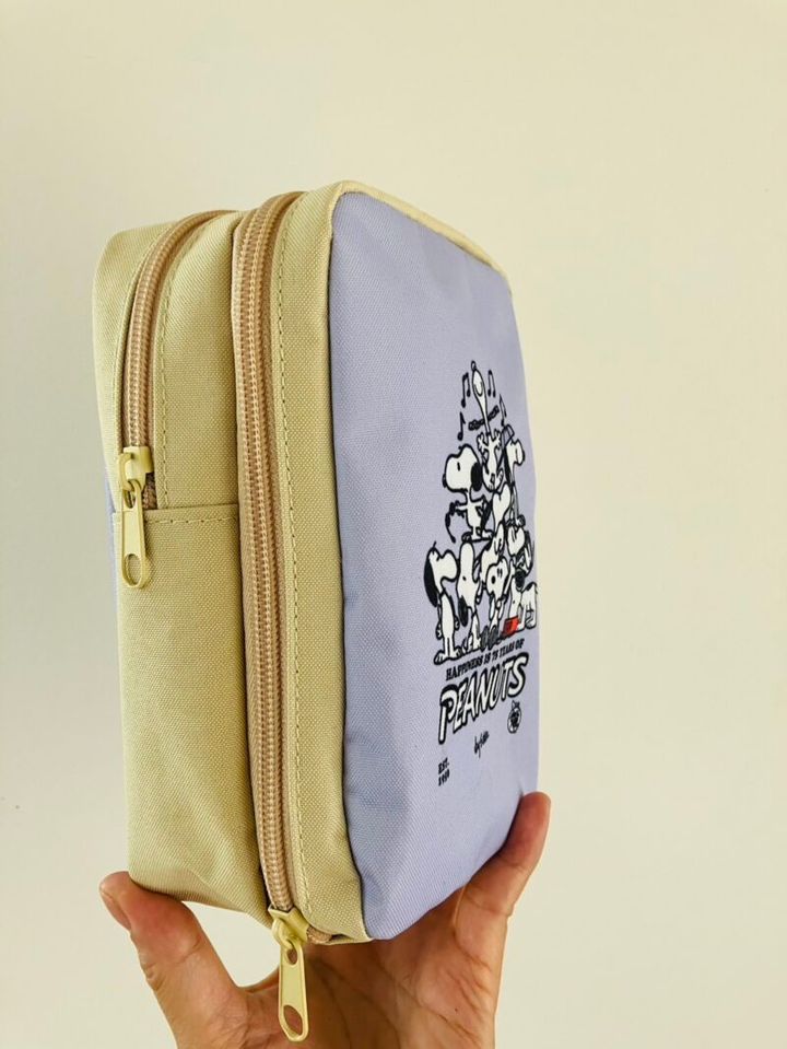 背面ポーチは幅広のマチで収納力抜群