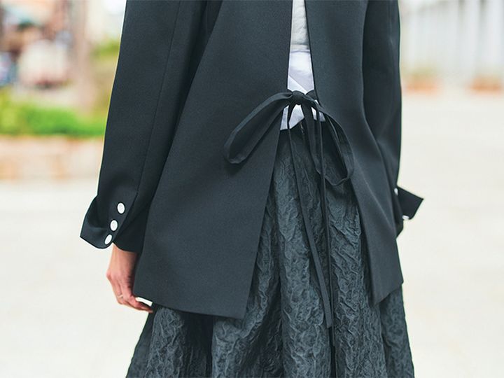 シーニュのジャケットはバックスタイル大胆な開き＆リボンで媚びないデザイン