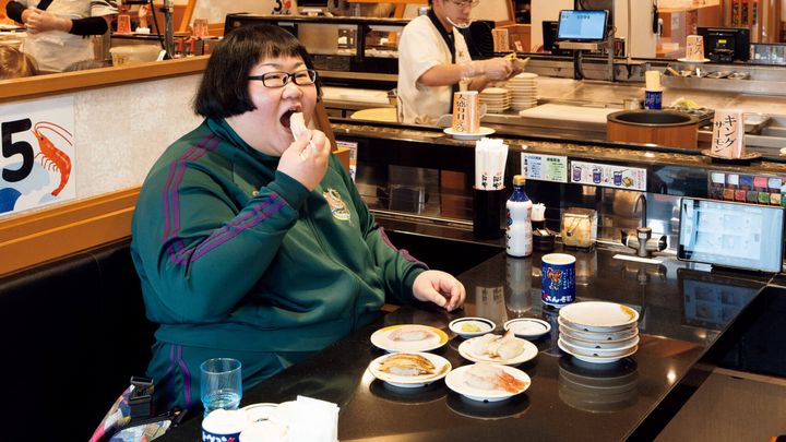 落合南長崎〈がってん寿司〉店内、芸人・安藤なつ