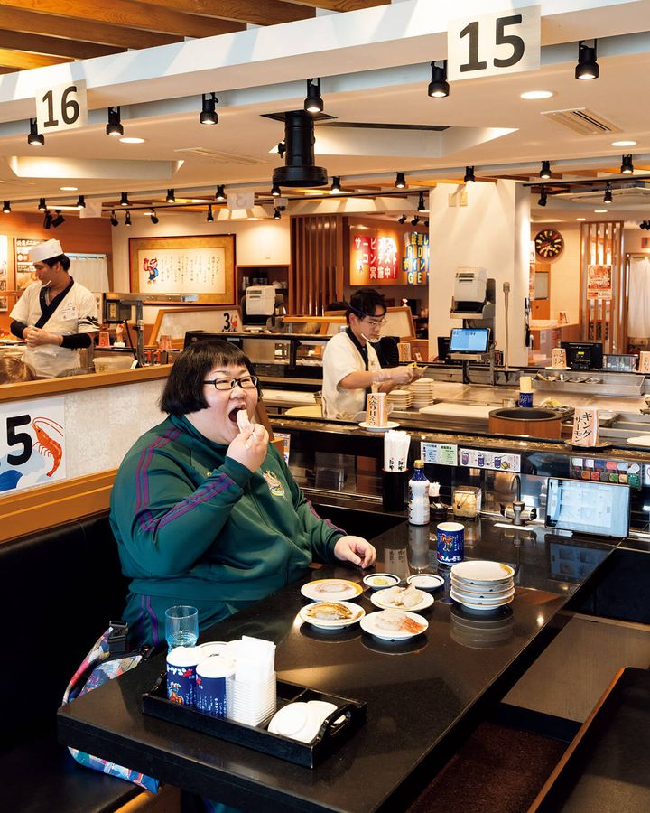 落合南長崎〈がってん寿司〉店内、芸人・安藤なつ