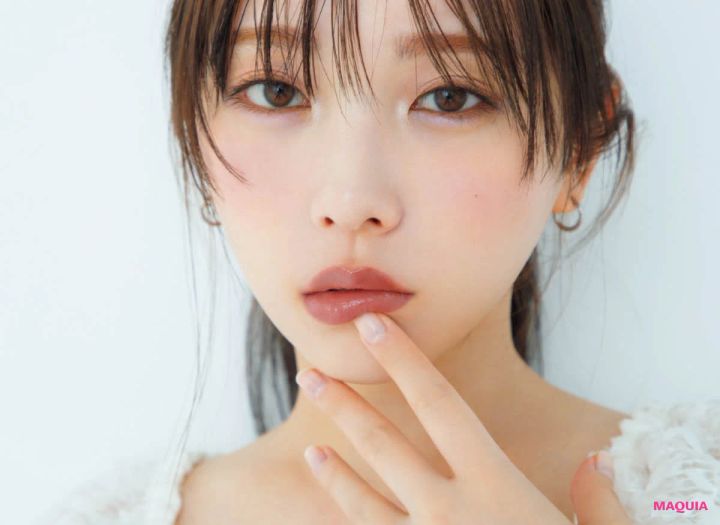 与田祐希さんがまとう、最旬リップの正解。「ツヤぷる」と「ソフトマット」、今季の2大トレンドをチェック