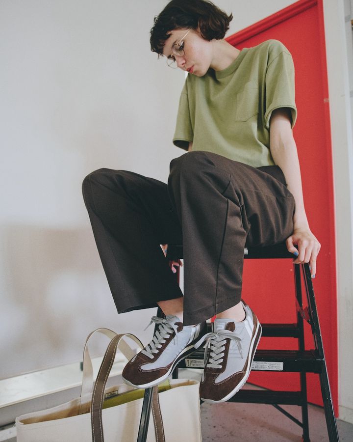 夏こそ、グレーのスニーカー！ブラウンと相性が良い【FUDGE dig.｜バランス上手なあの子がお手本！ローテクスニーカーの着こなしレッスン- 09】