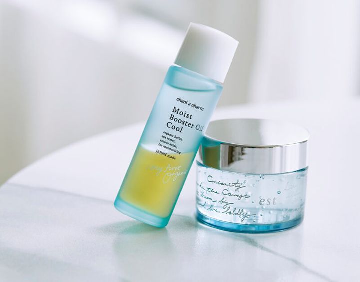 右：清涼感のあるオイルが素早く浸透して、うるおいを引き込み、蓄える肌に。モイストブースターオイル クール 40mL 3520円（チャントアチャーム）※限定品 左：砂漠の微生物が生み出すエクトインの保湿力に着目。冷んやりジェリーが密着してうるおいを閉じ込める。エスト ザ ローション ジェリー 100g 4950円（エスト）※限定品