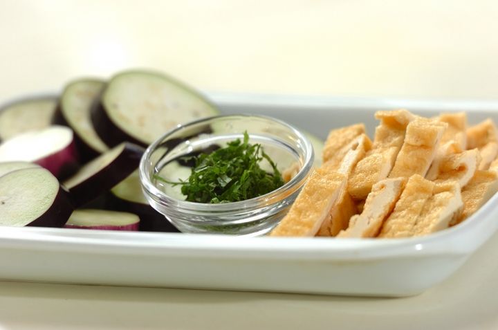 油揚げとナスのみそ汁の下準備1
