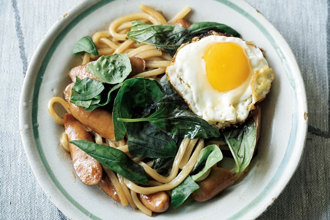 休みの日にお昼ごはんにいかが？「ウインナーのバジル焼きうどん」の作り方の画像1