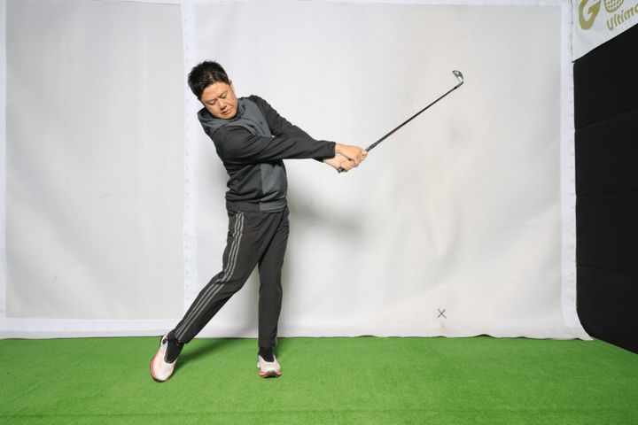 “良いフォロー”でスイングするためにどうすればいい？プロコーチが解説
