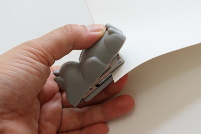 ダイソーのアニマルミニホッチキスのPIBIねこは最大10枚まで綴じられる