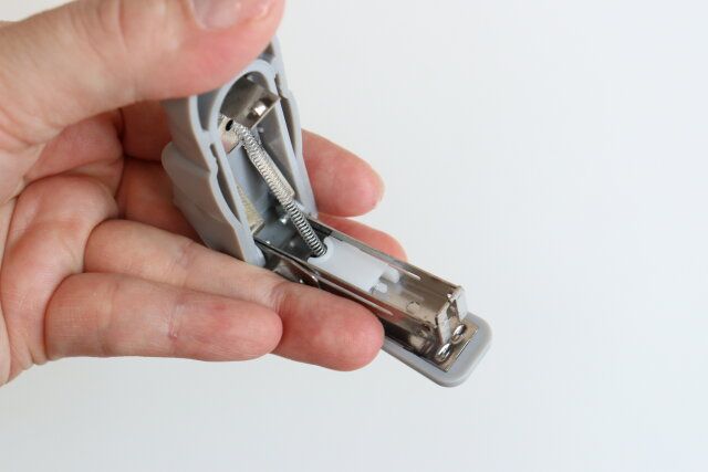 ダイソーのアニマルミニホッチキスは針を50本装填できる