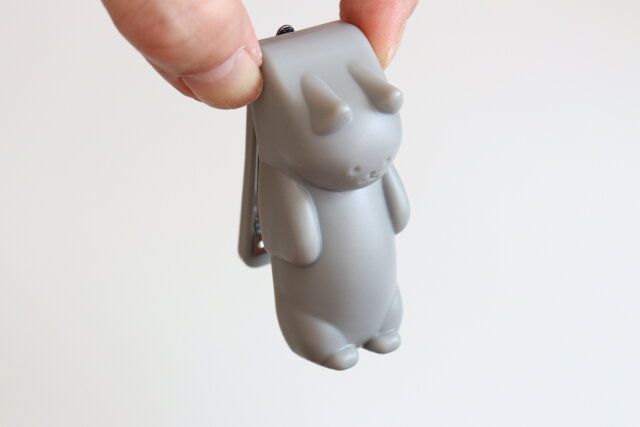 ダイソーのアニマルミニホッチキスのPIBIねこはつままれたようなフォルムが可愛い