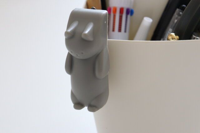 ダイソーのアニマルミニホッチキスのPIBIねこはペンスタンドに引っ掛けて飾るとかわいい